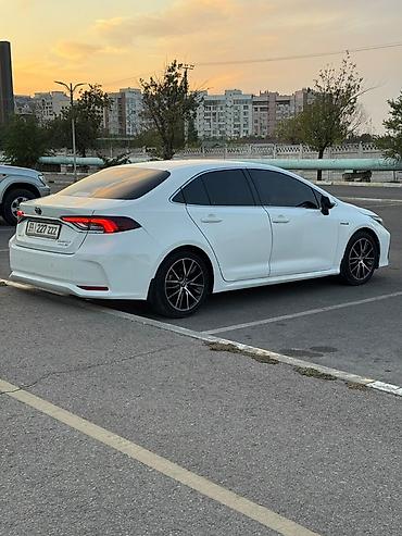 corola: Toyota Corolla: 2022 г., 1.8 л, Вариатор, Гибрид, Седан — 7