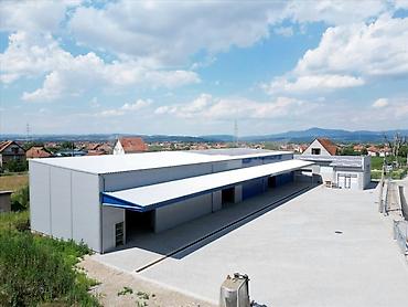 Radionice, postrojenja, fabrike: -Površina od 920m2 je podeljena u dva objekta 660m2 i 260m2. -Hala sa — 1