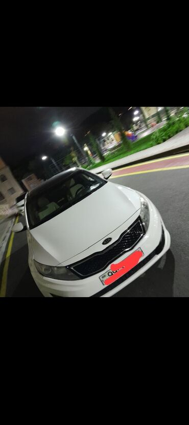 kia optima: Ağ rəngdə Kia Optima avtomobili. Bu model, rahat və müasir dizaynı ilə