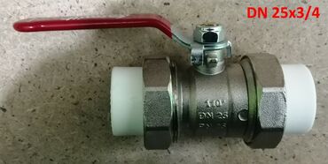 ванна на ножках: Polipropilen borular üçün sferik kran – birləşmə muftalı, qırmızı