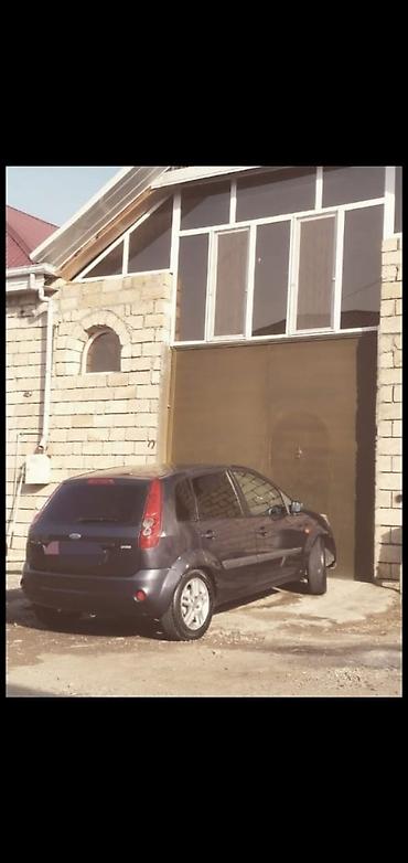 mercedes radiator barmaqligi: Ford Fiesta hatchback, 5 qapı, tünd boz rəng. - Kuzov: kompakт şəhər — 2