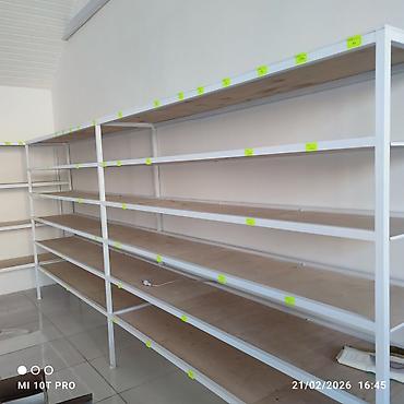 taxta rəf: Mağaza üçün metal karkaslı vitrin/raf sistemi - Material: Ağ rəngdə — 1