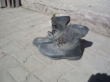рабочий ботинки: Продаю: Ботинки б\у рабочие (28,5)- 400 сом, (45 р.) новые-1800 сом