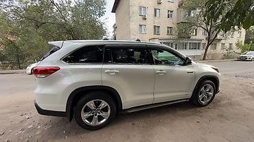 есть варианты: Toyota Highlander: 2018 г., 3.5 л, Автомат, Гибрид, Кроссовер — 3