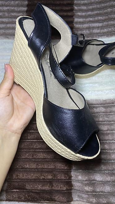 yaz basanoşkalar: 3 fərqli ayaqqabı modeli, hər biri 5 azn. Ağ 38, qara 37, bənövşəyi — 5