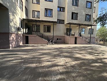 60: Продаю коммерческое помещение в цокольном этаже. Жилой 6ти этажный — 1