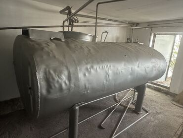 Другое оборудование для пищевой промышленности: 1) Ёмкость для купажа алюминиевый 5200 литров 2) Полуавтомат для