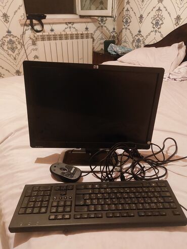 Noutbuk və netbuklar: HP brendinin qara rəngli monitoru, klaviatura və siçan dəsti ilə