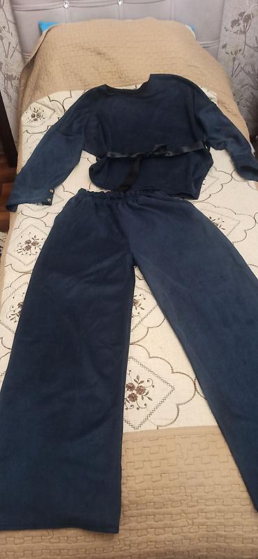 Dəst qadın üçün təzə kimi tünd göy. l razmer.materialı çox gesenkdi 20