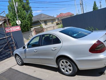 мерседес е клас 211: Автомобиль Mercedes-Benz E-Class серебристого цвета. Салон отделан