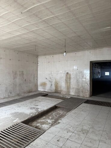 Sex, zavod və fabriklər: İcarəyə verilir: geniş istehsalat/anki depo sahəsi - Geniş giriş — 2