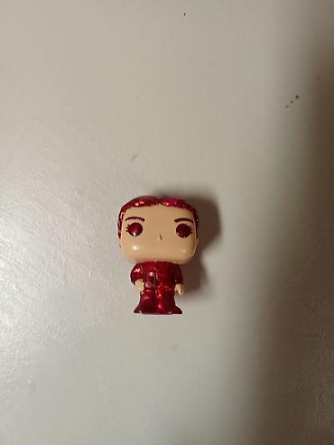 Мини-фигурка в стиле chibi/vinyl с большим головой. Выполнена в