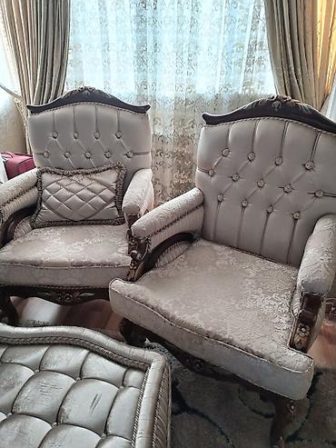 puff kreslo: Klassik üslubda salon mebel dəsti Tərkibi: - 3 nəfərlik divan - 2 — 3