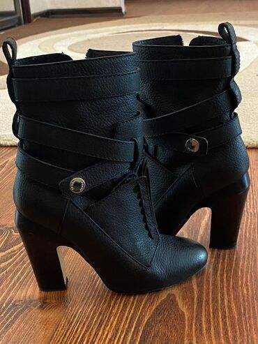 Çəkmələr: Original Fendi. 35 razmer .seligeli geyinilib