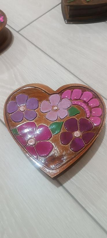 Шкатулки и подставки: Деревянные шкатулки в форме сердца с рельефной ручной росписью. - — 3