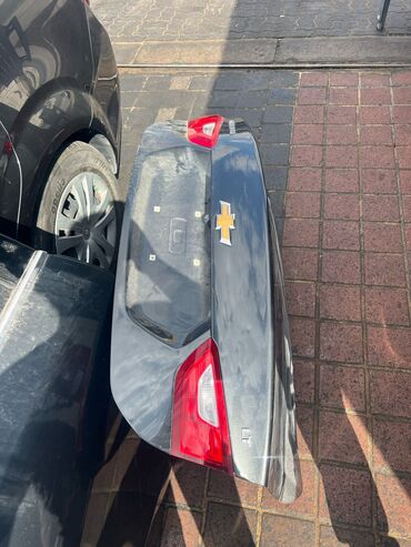 Avtomobil qapıları: Chevrolet Malibu modelinə aid, boz rəngdə olan avtomobil qapısı. Qapı — 7