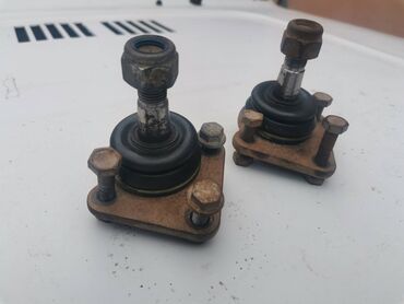 Auto delovi: Donje kugle trapa Lada 21214i Niva 2012 godiste. Polovno. ocuvano — 2