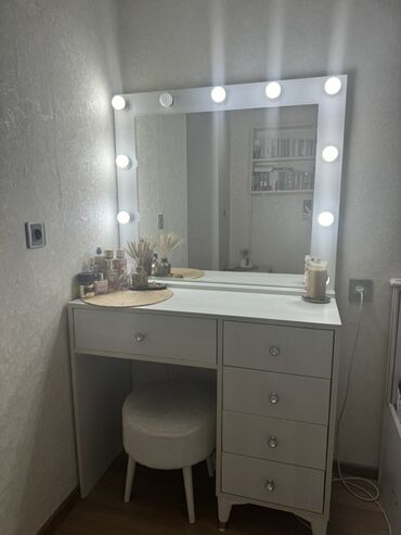 Masa və oturacaq dəstləri: Ishiqli güzgulu makyaj masasi