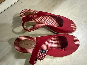 Basanoşka və səndəllər: Tommy Hilfiger qadın sandaleti – kətan materiallı, qırmızı rəngdə — 2