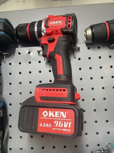 набор ключей для авто: Аккумуляторная дрель OKEN выполнена в красно-черном цвете и