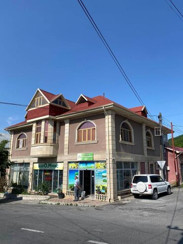 Qarajlar: Oğuz rayon ərazisində,bazarın yanında 6 sot torpaq sahəsində