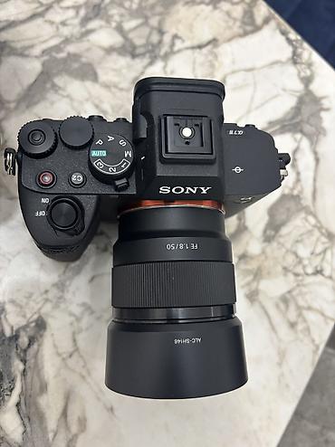 a74 256gb: Sony A7-4
Body və üstündə 50mm lens. 
Çanta və adaptr. Az işlənib — 2