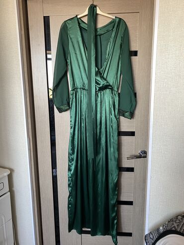 платие: Длинное, атласное платье в пол Размер 46-48 атласное зеленое платье