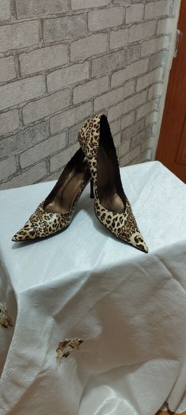 Физика: Leopar naxışlı qadın tuflisi - Model: klassik sivri burunlu, nazik