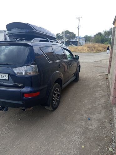 Mitsubishi: Mitsubishi Outlander XL, темно-синий кроссовер с багажным боксом на