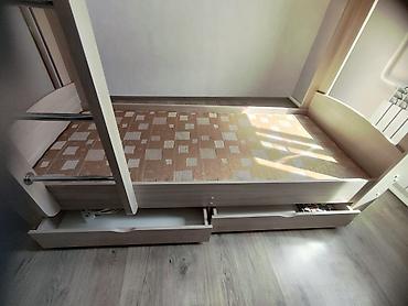 bunk bed: Двухъярусная кровать из ЛДСП в светлом древесном оттенке — 3
