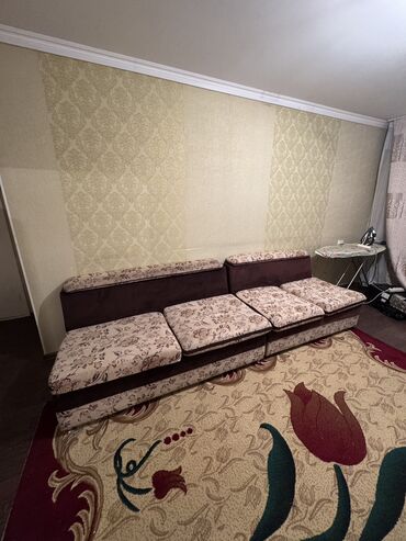 Мебель: Раскладной диван, 4 метра в длину, имеется 4 подушки