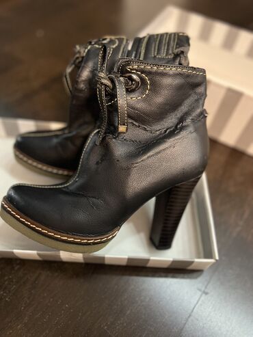 одежды для новорожденных: Отдам даром. Обувь