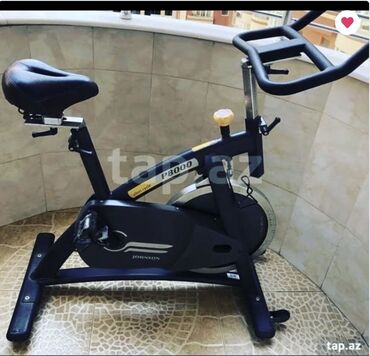 Elliptik trenajorlar: Johnson P8000 velosiped trenajoru. İdman zalı və ya ev şəraitində məşq