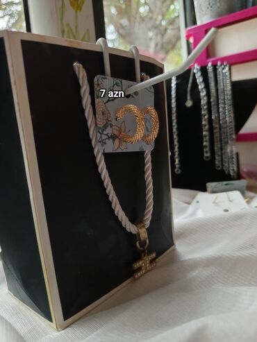 Saç aksesuarları: Qızılı rəngdə xırda halqa sırğalar – bir neçə model: - Teksturalı mini