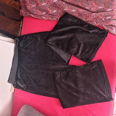 Kompleti: Ženska odeća – set komada - Crna bluza od laganog materijala, V-izrez — 4