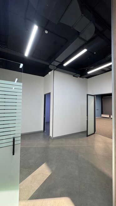 Аренда офисов: Сдаю Аренда офисов, 213 м², В жилом комплексе, С отдельным входом, С отдельным сан узлом, С системой безопасности — 7