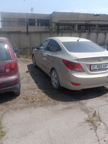машины автомат недорогие бу: Седан Hyundai Accent бежевого цвета, оснащенный четырьмя дверями