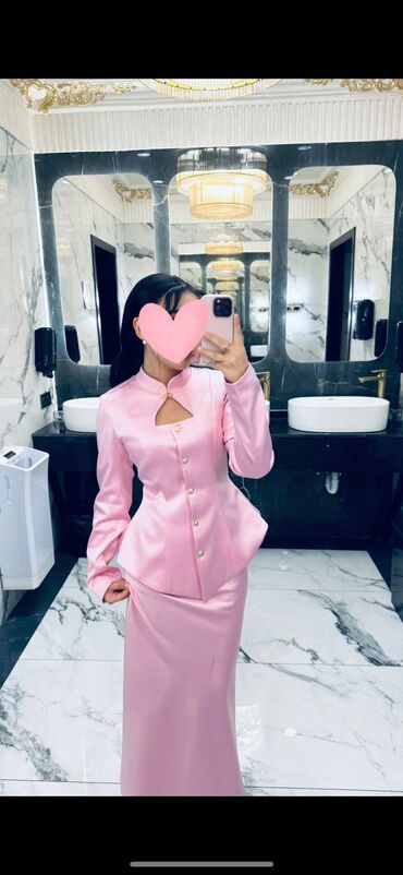 Вечерние платья: Платье в отличном состоянии, надевала всего один раз. Без дефектов