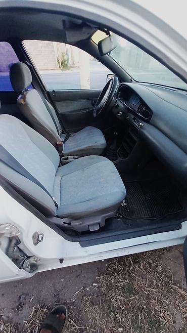 04 maşın: Kia Avella: 1.3 l | 1997 il Hetçbek — 4