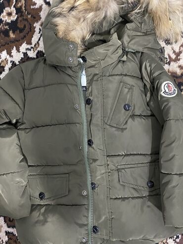 зимний обув мужской: Зимняя пуховая куртка Moncler, цвет хаки. Особенности: - Тёплый