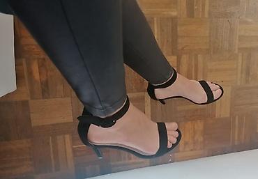 size 6 in eu: Elegantne ženske sandale na potpeticu - Boja: crna - Model: otvoreni — 2