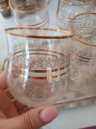 posta kula: Set od 6 elegantnih čaša na stalku sa zlatnim detaljima. - Materijal — 3