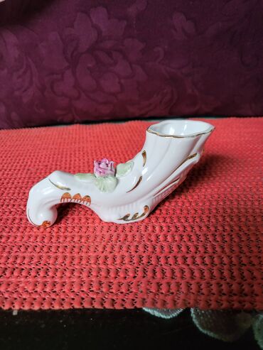 Ostali kućni dekor: Figura nova tkz opanak,Zajecar porcelan 70te. Figura,vazica nova — 1