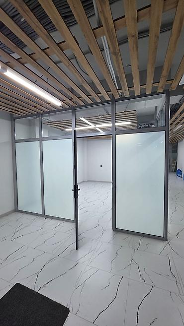 этаж: Сдаю Офисный кабинет: 20 м², В жилом комплексе, С ремонтом, С отдельным санузлом, С парковкой, С высокими потолками — 1