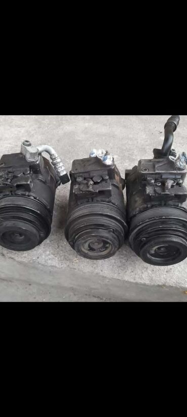 mersedes suretler qutusu: Üç ədəd qara rəngli avtomobil kondisioner kompressoru. Bu