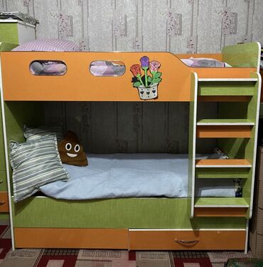 двухъярусная кровать с диваном: Диван-кровать, цвет - Зеленый, Б/у