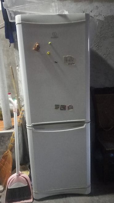 Soyuducular: İşlənmiş 2 qapılı Indesit Soyuducu Satılır, rəng - Ağ, Təkərli — 2
