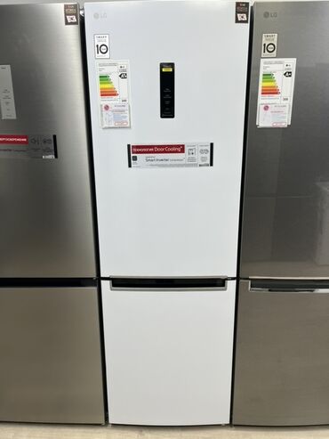 умный холодильник: Белый холодильник LG с нижней морозильной камерой. Оснащен технологией