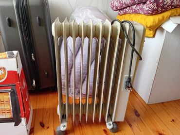 Təkərli, ağ rəngli, 11 qanadlı yağ radiatoru. Bu radiatorun təkərləri