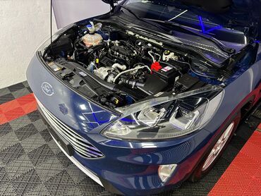 Ford: Plavi Ford Kuga, SUV model sa petoro vrata, opremljen je automatskim — 11